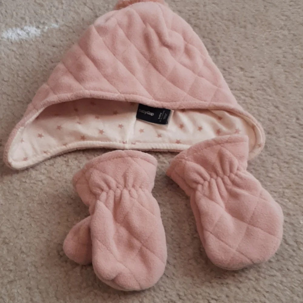 baby Gap 0-6 mo winter hat and mittens